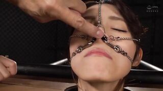IPPA ��� Japanese girl gets her nose and mouth stretched like a tram