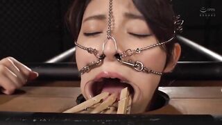 IPPA ��� Japanese girl gets her nose and mouth stretched like a tram